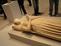Statue, Fragment d'un monument funeraire d'une femme, la defunte couchee, v 1380, calcaire (1)